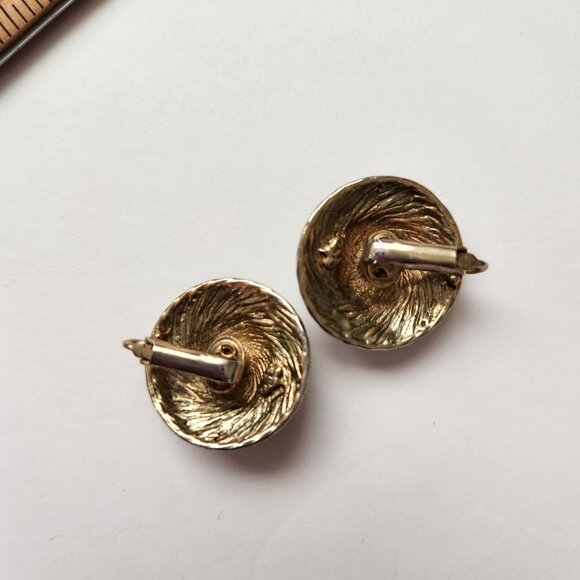 Vintage Textured Gold-Tone Clip On Earrings - Picture 3 of 4